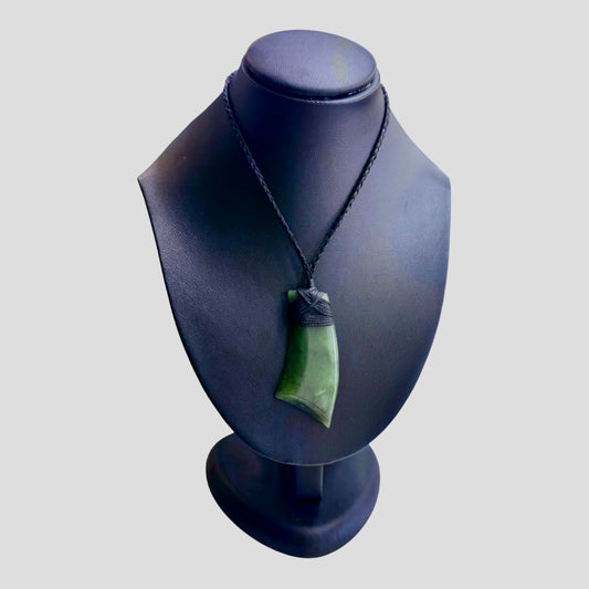 Steve Simmers ‘Curved Toki’ SS240 | Pounamu Pendant
