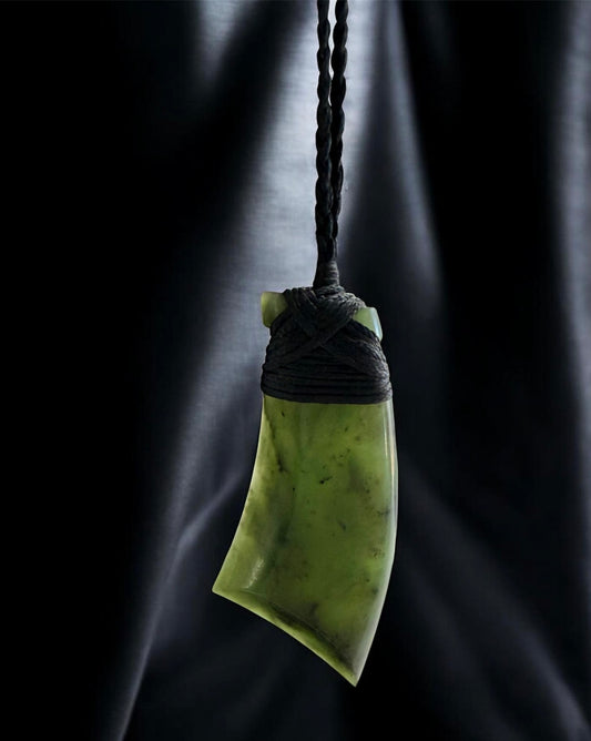 Steve Simmers ‘Curved Toki’ SS240 | Pounamu Pendant